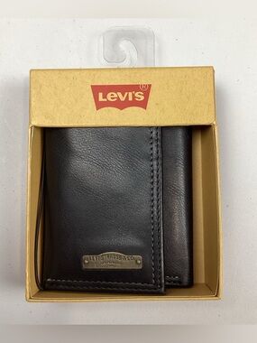 Levi’s Black Leather Trifold Wallet RFID Protection New with Imperfection